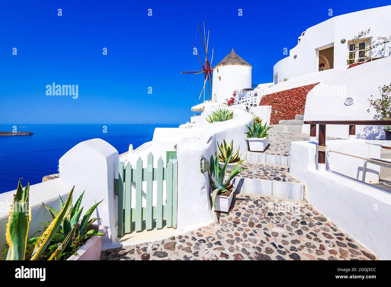 Oia - Santorini, Griechenland. Fantastische weiß getünchte Stadt auf Thira, griechische Kykladen, Ägäis. Urlaubsziele in Europa. Stockfoto