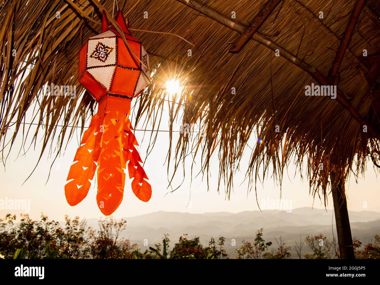 Traditionelle Laterne, die an der Bambushütte in Nordthailand hängt Stockfoto