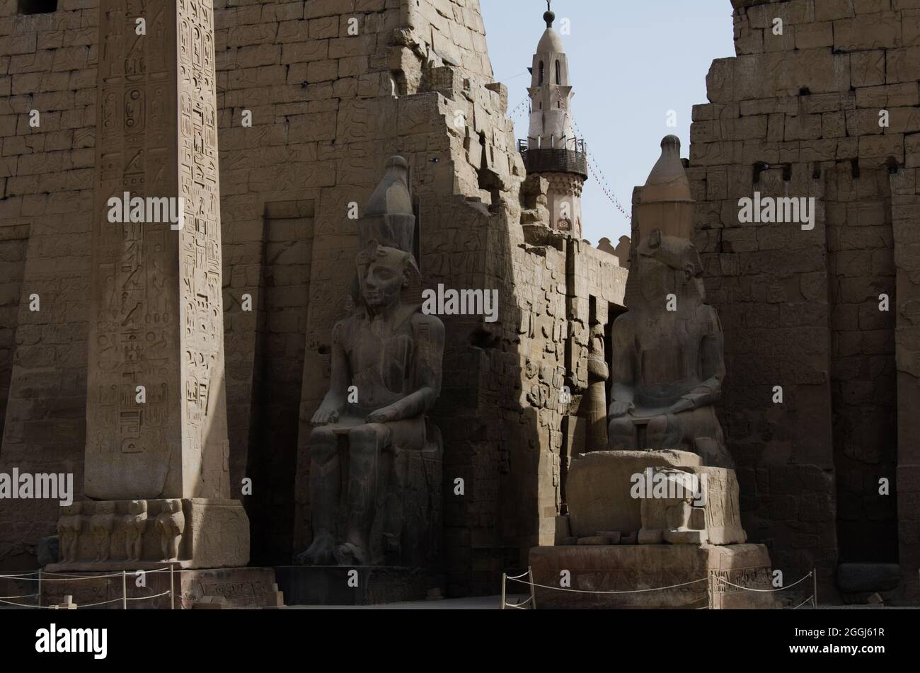 Statuen von Ramses ll und Obelisk, Luxor Tempel, Luxor, Ägypten Stockfoto