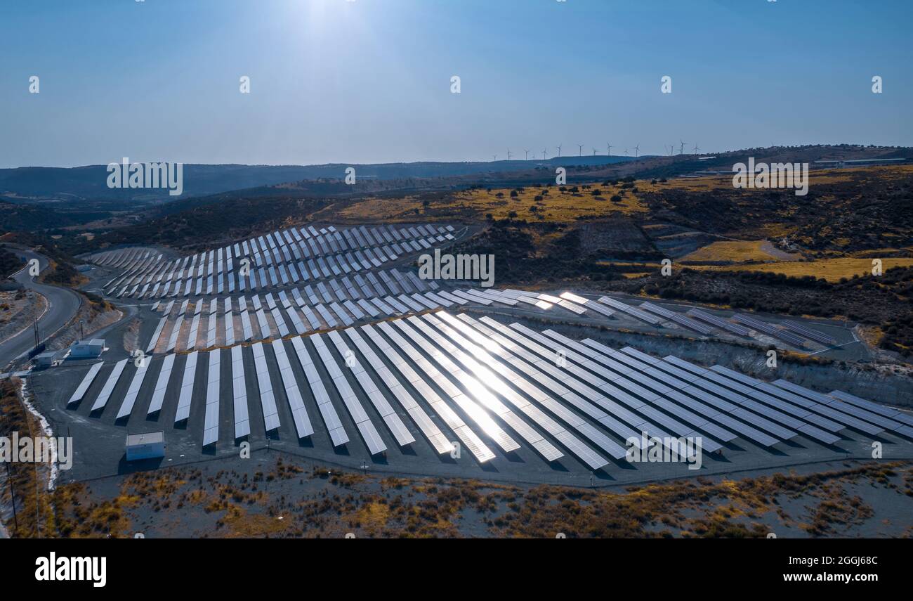 Solarkraftpark mit Paneelen zur Erzeugung sauberer ökologischer Energie in Pissouri, Zypern Stockfoto