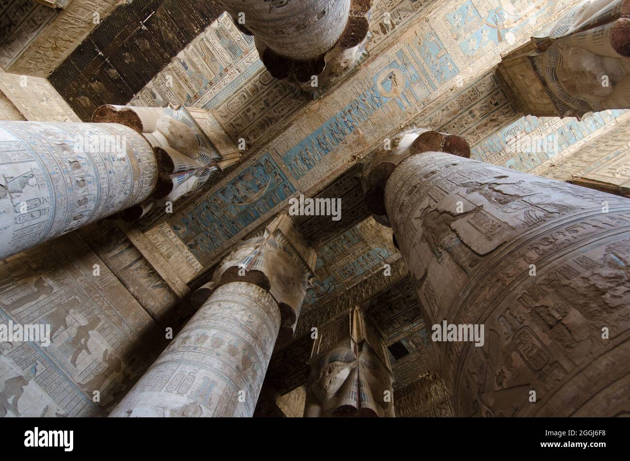 Qena, Ägypten, große Festhalle von Tuthmosis ll - Pilaren und verzierte Decke Stockfoto