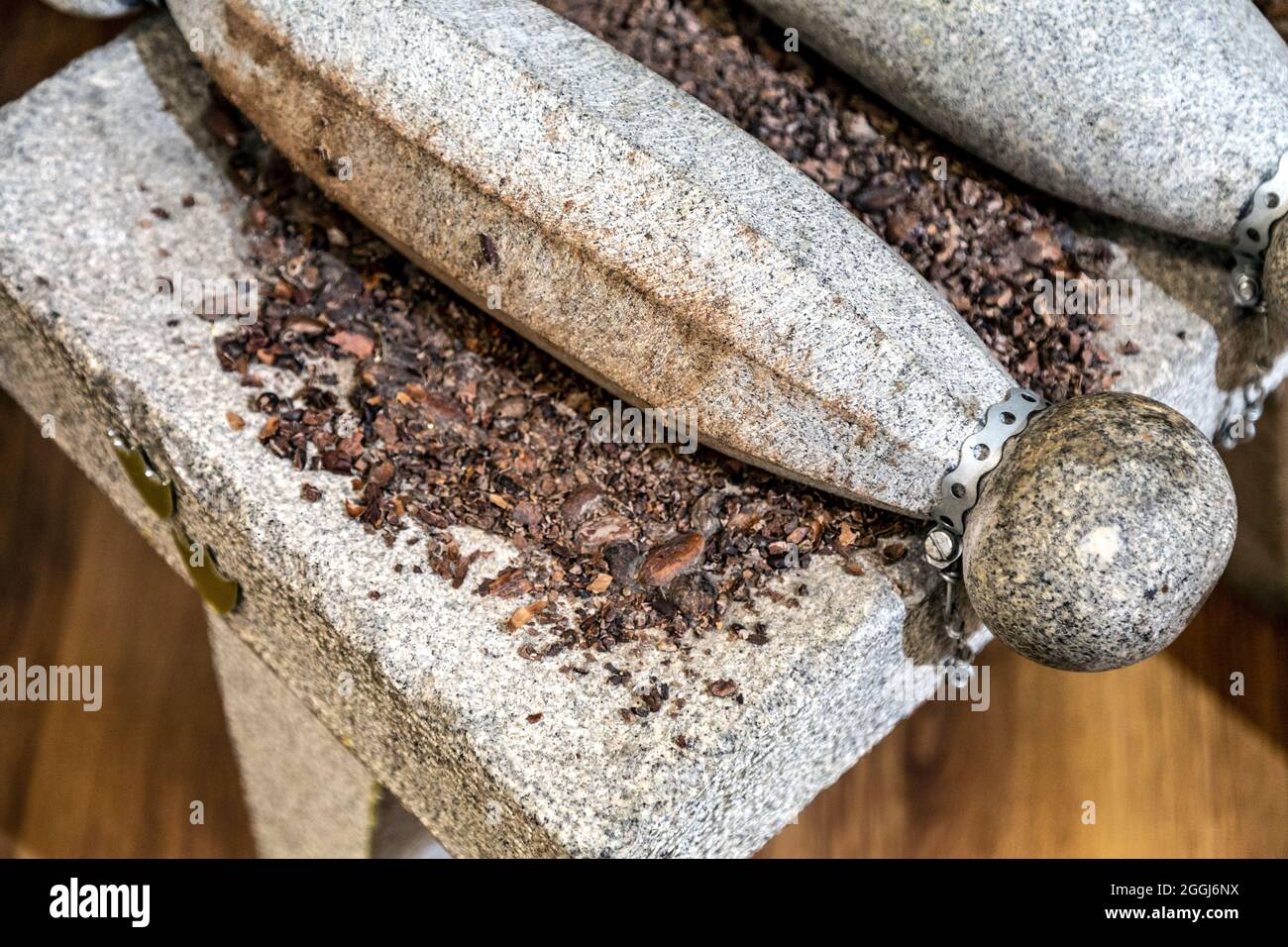 Metate - Mexikanischer Kakao-Mahlstein, der im Szamos Schokoladenmuseum in Budapest, Ungarn, Kakaobohnen in Schokoladenmasse verwandelt Stockfoto