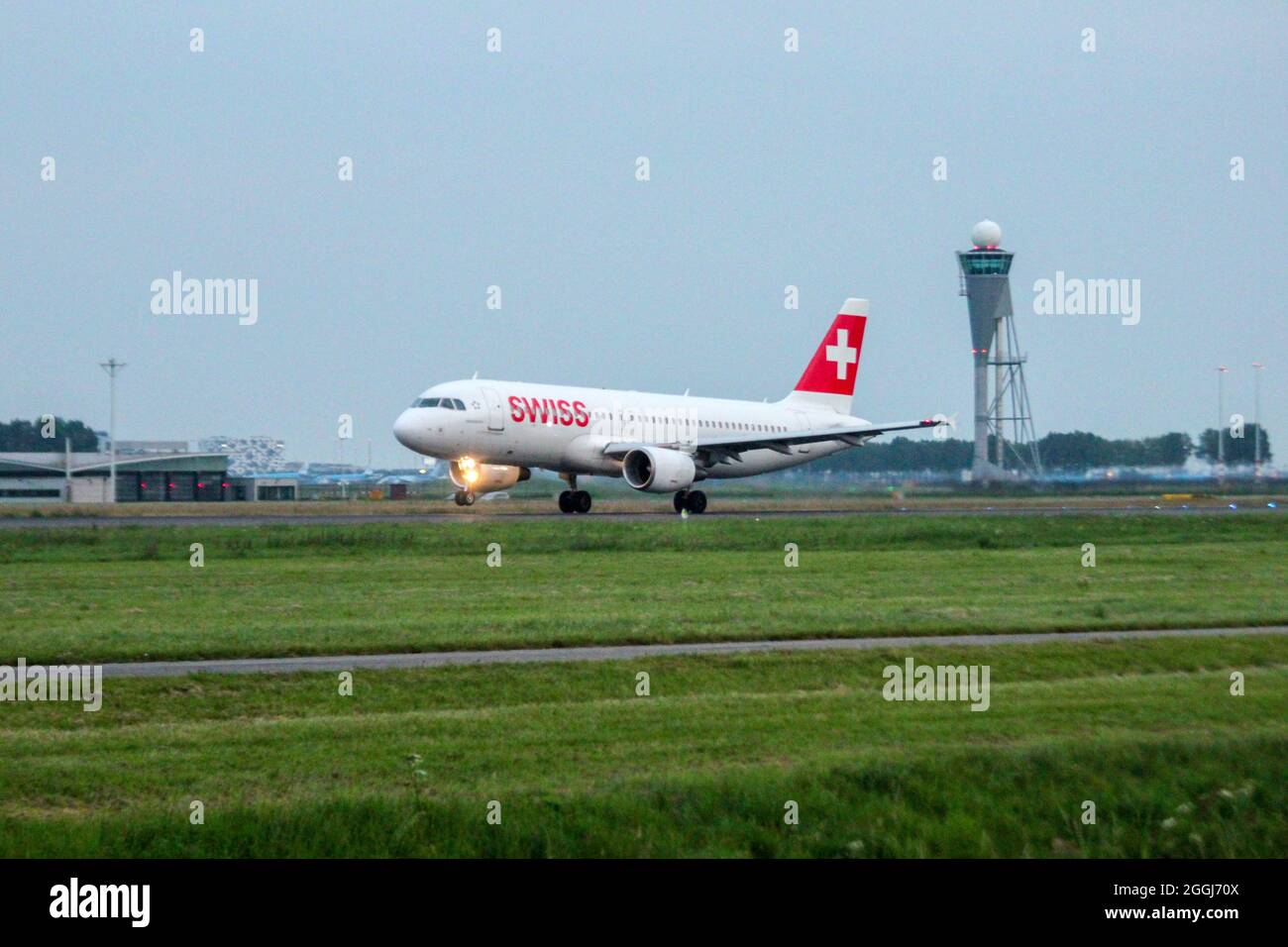 Das Flugzeug HB-JLR Swiss Airbus A320 startet in Polderbaan 18R-36L am Flughafen Amsterdam Schiphol in den Niederlanden Stockfoto