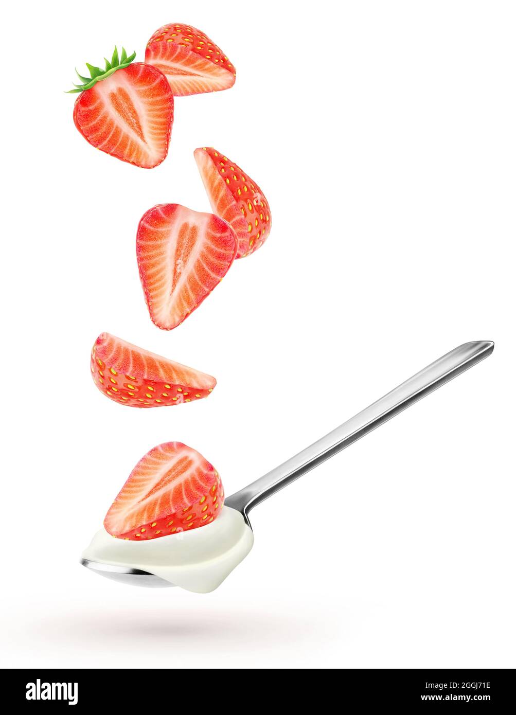 Isolierter Joghurt mit Früchten. Löffel mit natürlichem Joghurt und fallenden Stücken von Erdbeere isoliert auf weißem Hintergrund Stockfoto