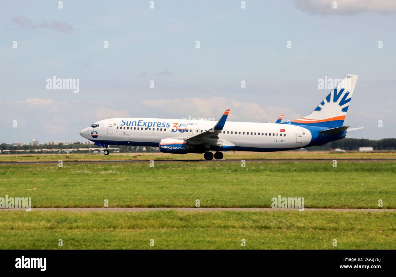 Sun Express TC-SOT Boeing 737 NG / Max Airplane startet in Polderbaan 18R-36L am Flughafen Amsterdam Schiphol in den Niederlanden Stockfoto