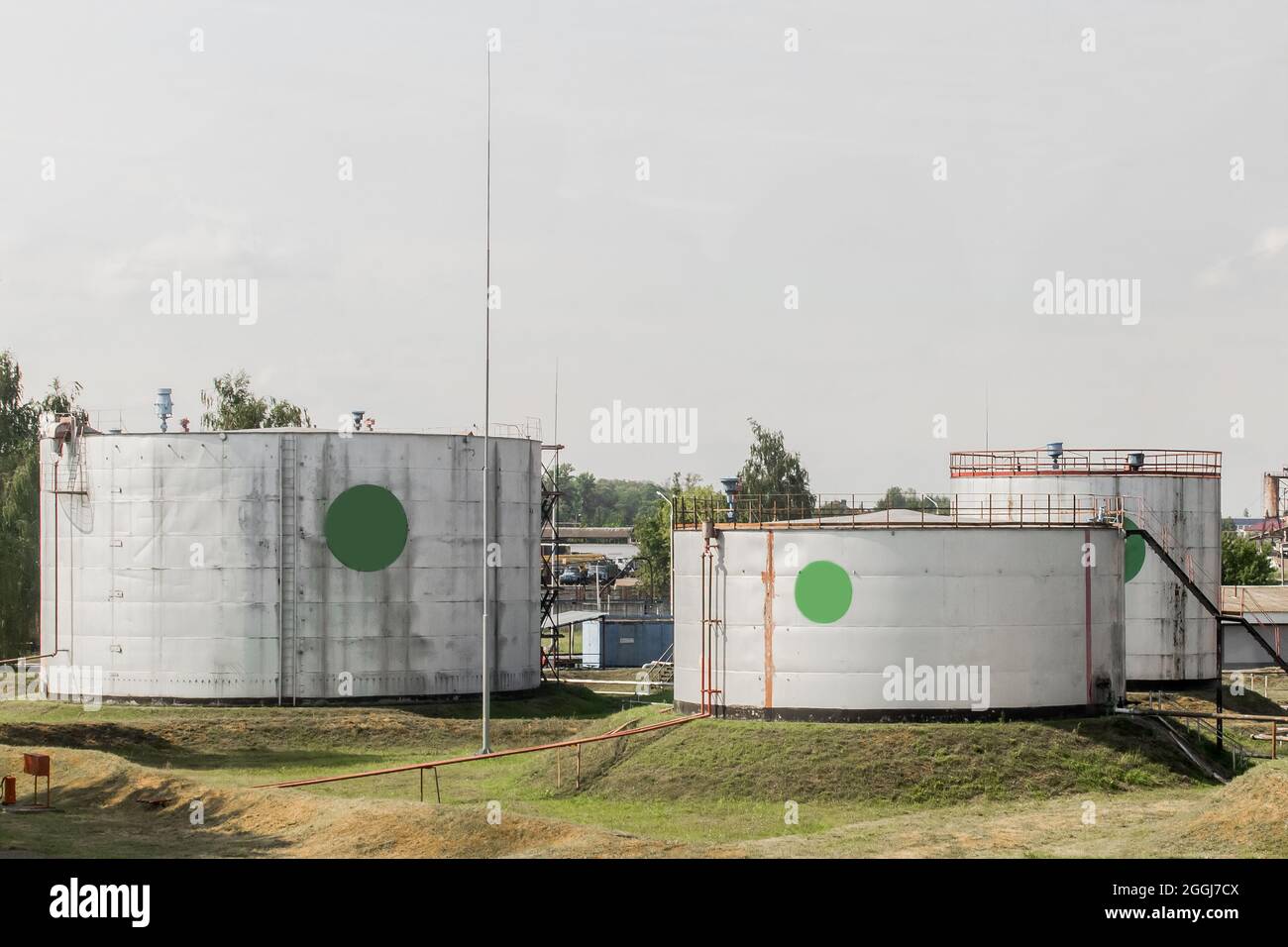 Tanks für die Lagerung von industriellen Lebensmitteln und chemischen Produkten auf dem Gebiet des Unternehmens. Stockfoto