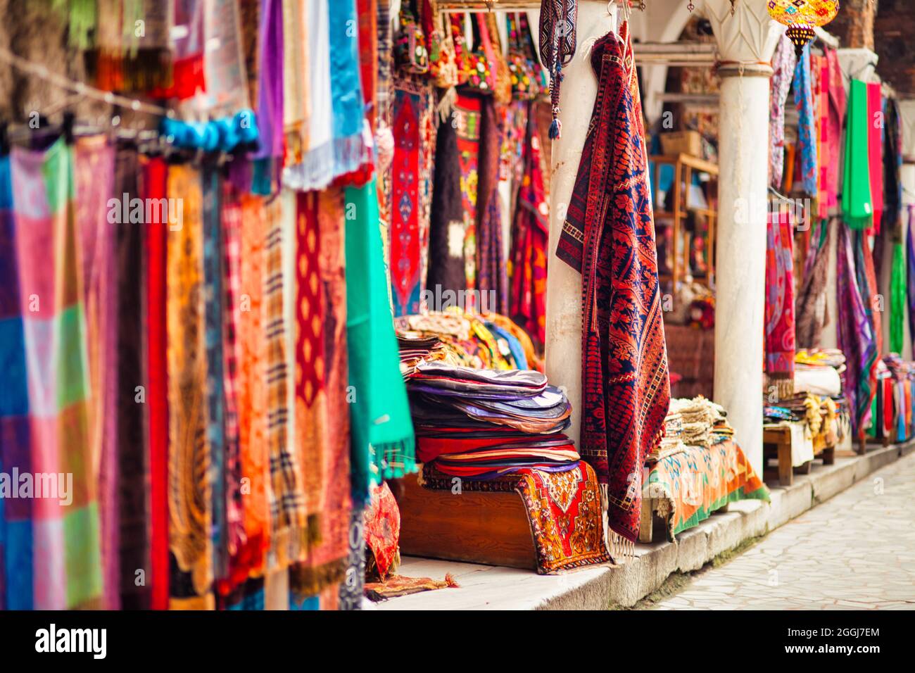 Aufnahme der vielen Textilien mit verschiedenen Ornamenten und Texturen, die auf dem Markt hängen. Stockfoto