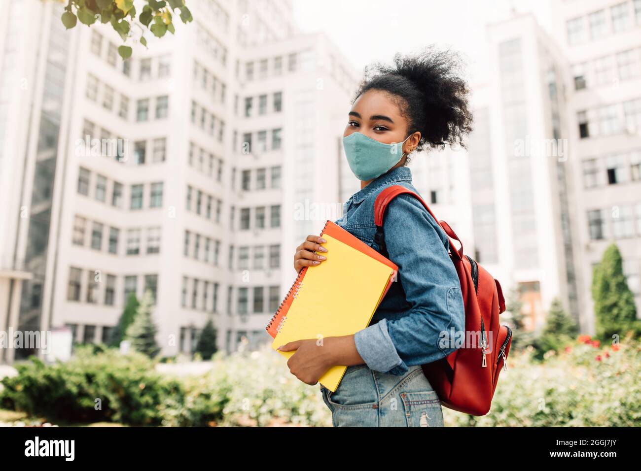 Afroamerikanische Studentin Mit Chirurgischer Gesichtsmaske Im Freien Stehend Stockfoto