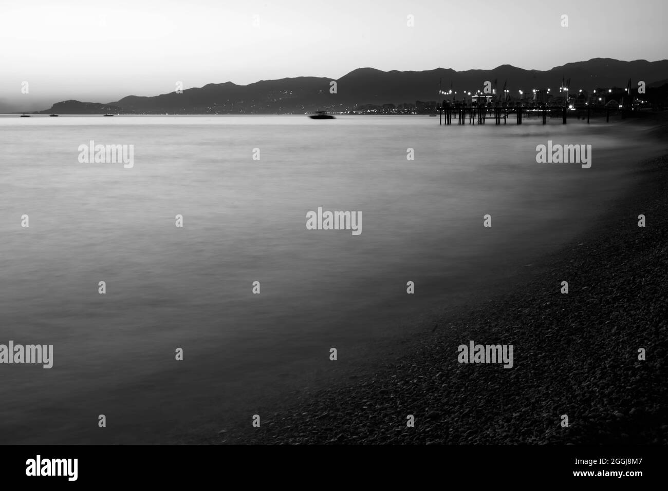 Sonnenuntergang am Strand mit ruhigem Meer Stockfoto