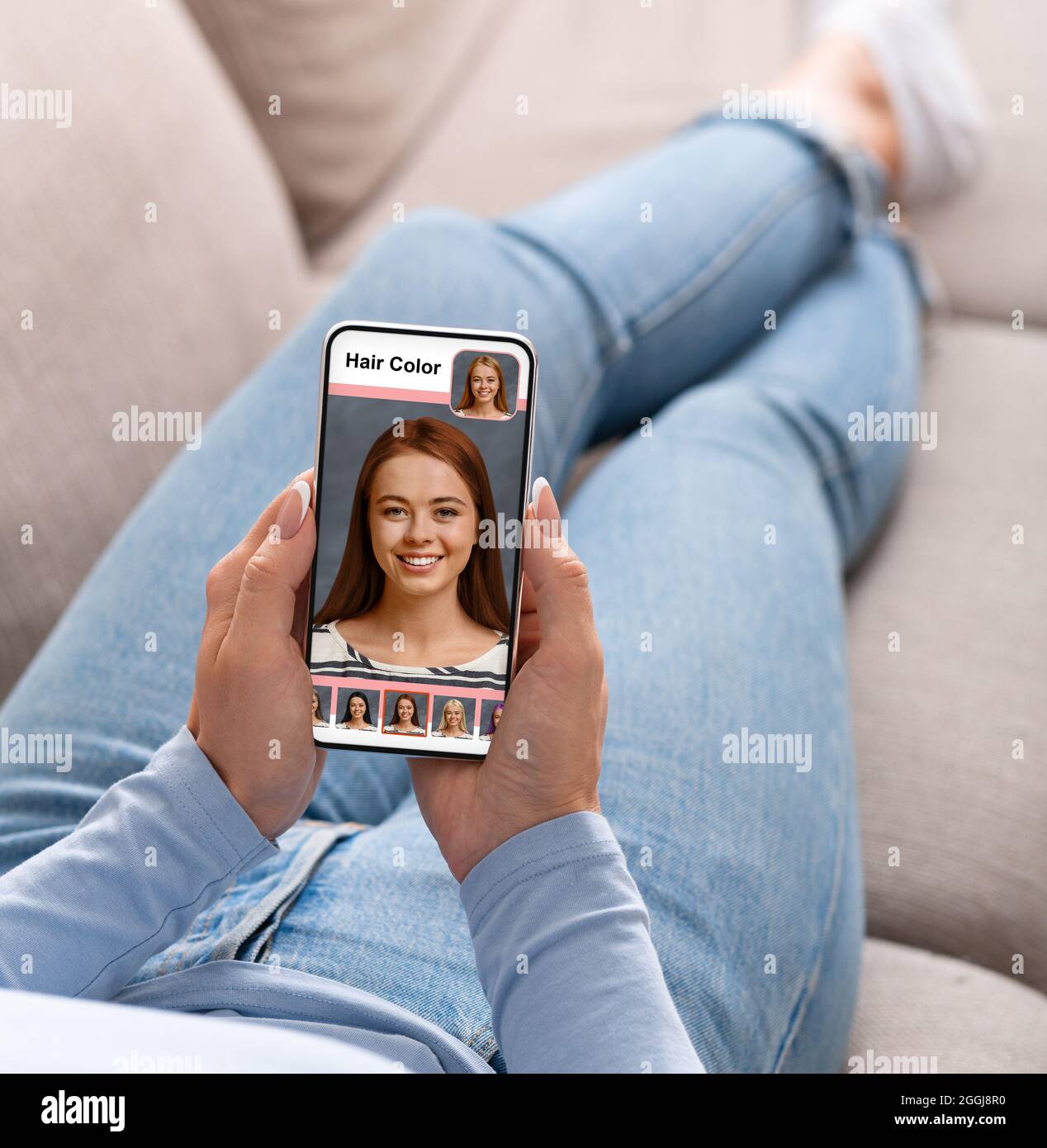 Junge Frau Wahl Haarfarbe vor Termin mit Friseur Stockfoto