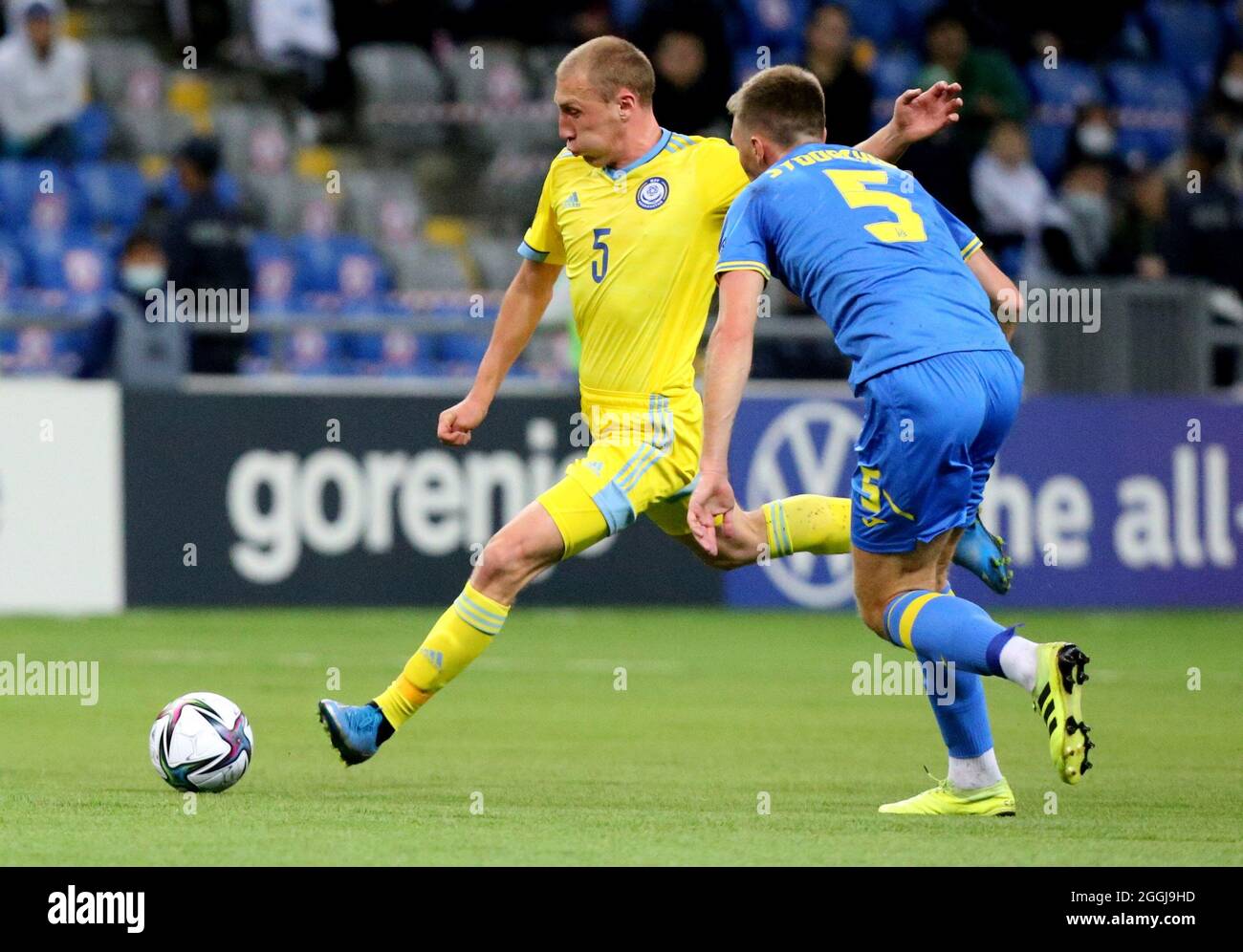 Fußball - Weltmeisterschaft - UEFA-Qualifikation - Gruppe D - Kasachstan -  Ukraine - Astana Arena, Astana, Kasachstan - 1. September 2021 der  ukrainische Sergiy Sydorchuk im Einsatz mit dem kasachischen Islambek Kuat  REUTERS/Pavel Mikheyev ...