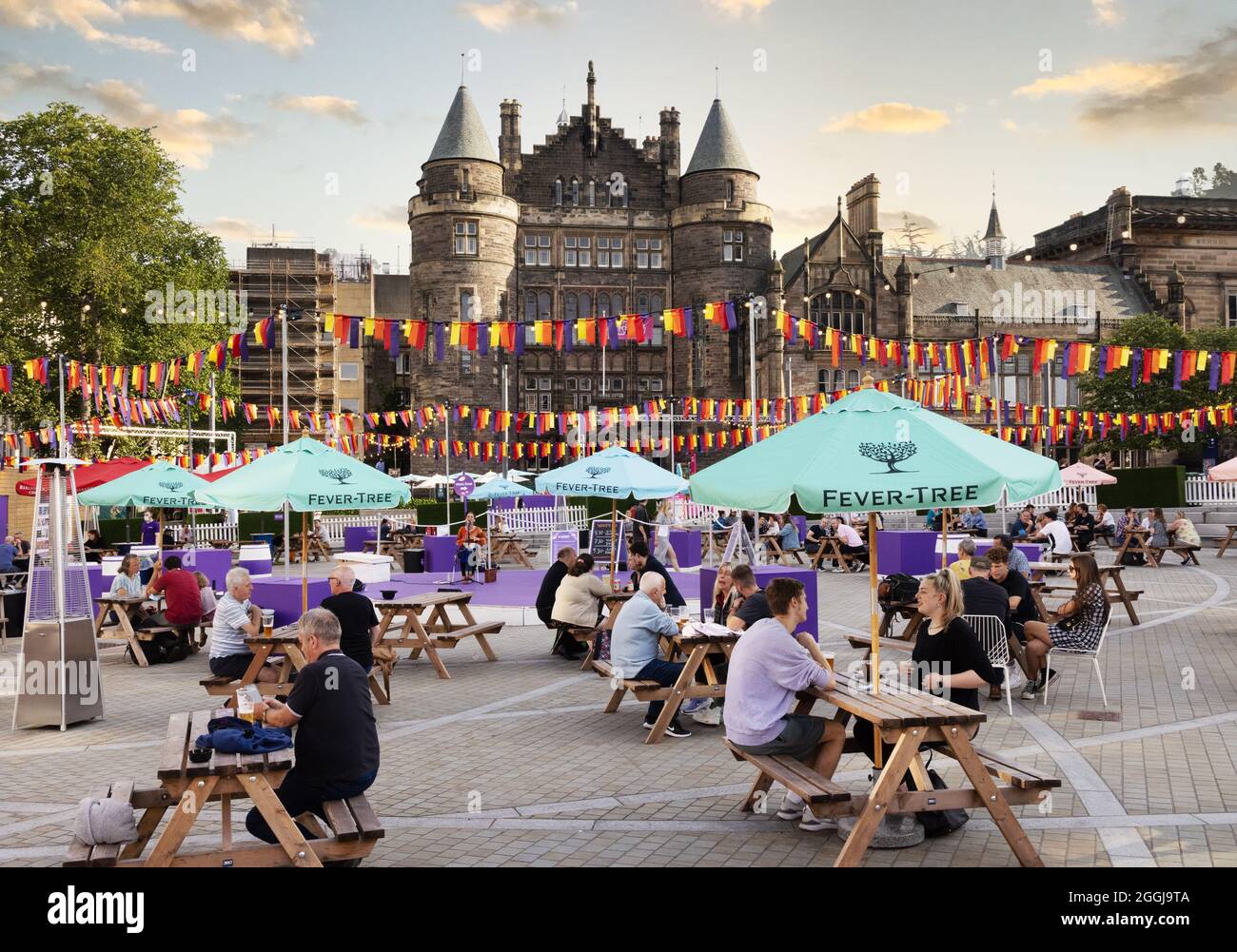 Menschen genießen das Edinburgh Fringe Festival, den Bristoplatz mit Teviot House im Hintergrund, Edinburgh Schottland 2021 Stockfoto