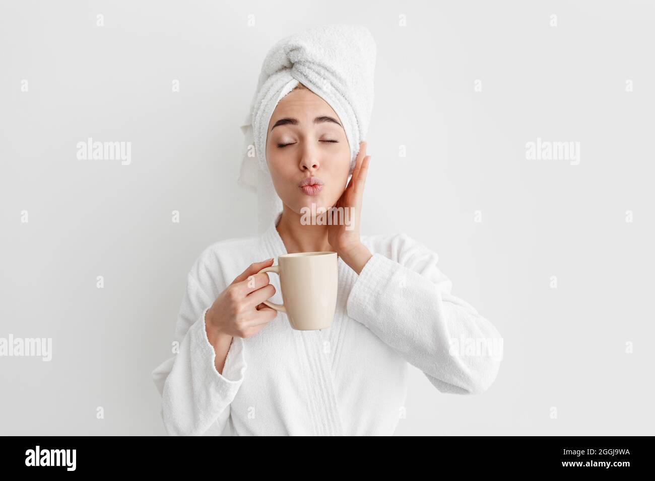 Guten Morgen, energische Dame genießen frischen und leckeren Kaffee Stockfoto