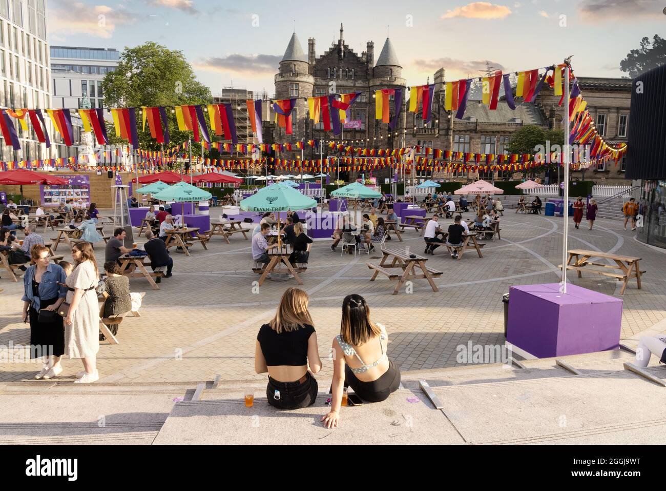 Menschen genießen das Edinburgh Fringe Festival, den Bristoplatz mit Teviot House im Hintergrund, Edinburgh Schottland 2021 Stockfoto
