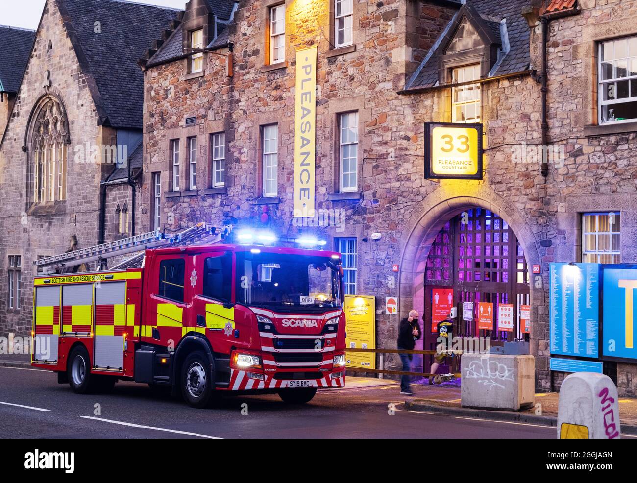 Ein Feuerwehrmotor der Edinburgh Fire Brigade, der im Rahmen des Scottish Fire & Rescue Service, Edinburgh, Schottland, einen Notfall abnimmt Stockfoto