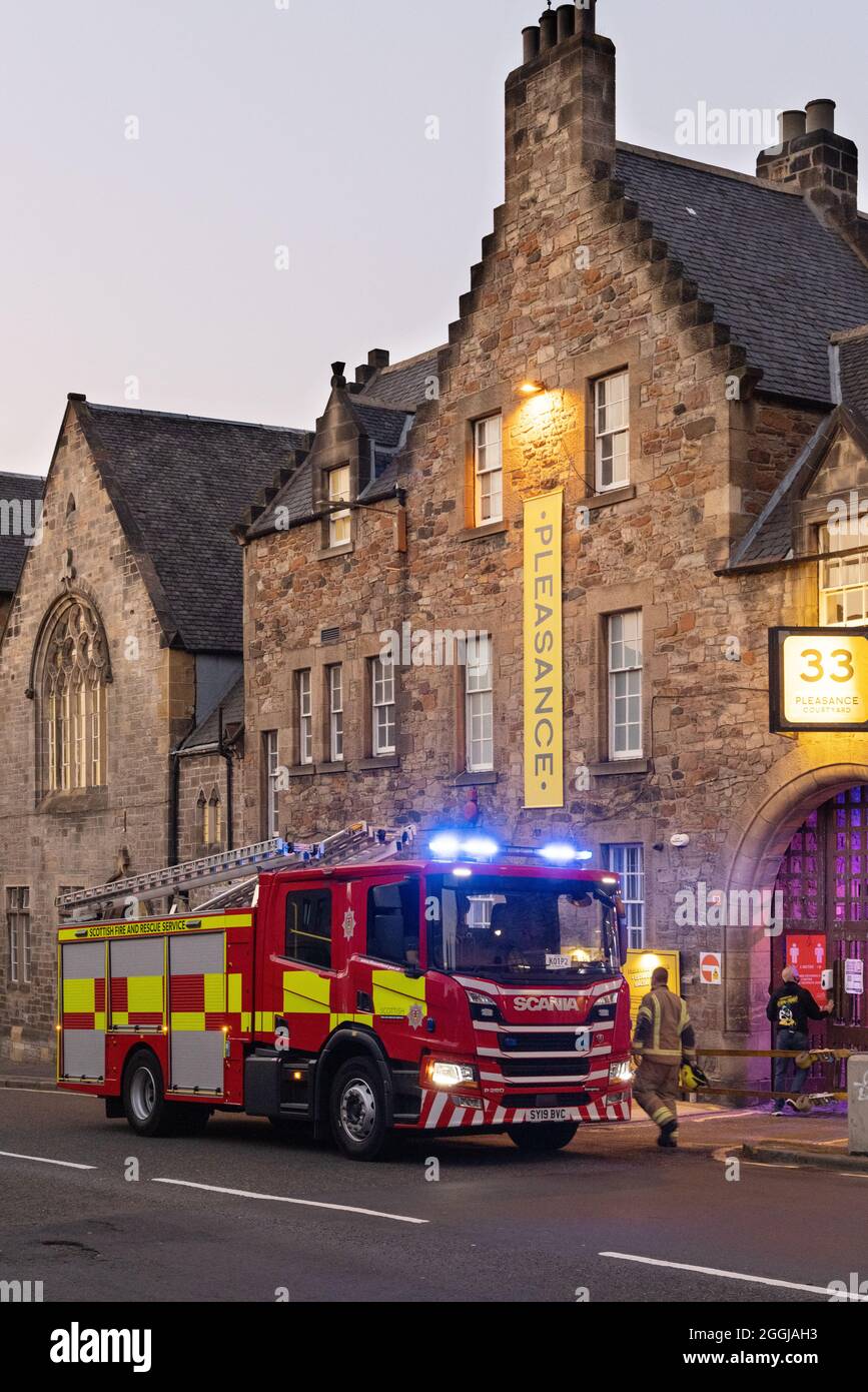 Ein Feuerwehrmotor der Edinburgh Fire Brigade, der im Rahmen des Scottish Fire & Rescue Service, Edinburgh, Schottland, einen Notfall abnimmt Stockfoto