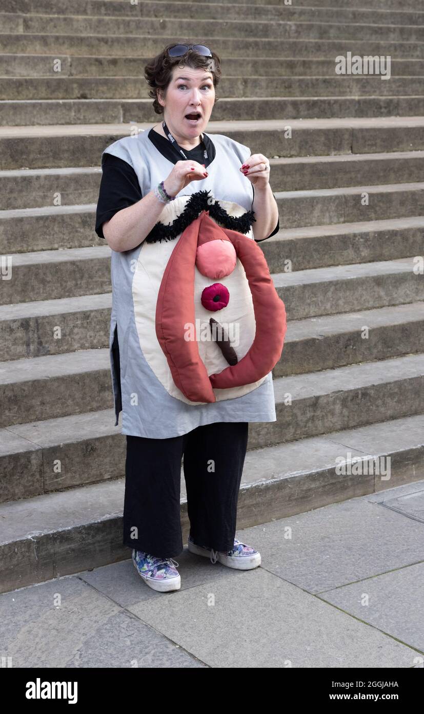 Elaine Miller, Physiotherapeutin und Komikerin, die ihre großartige pädagogische Show „Viva Your Vulva“ beim Edinburgh Fringe Festival in Edinburgh, Schottland, Großbritannien, veranstaltet Stockfoto