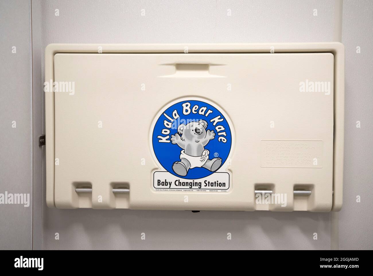 Pull-down Wickelstation für Babys, die sich in einem öffentlichen Frauenbad in einer Apotheke im Norden von Zentral-Florida befindet. Stockfoto