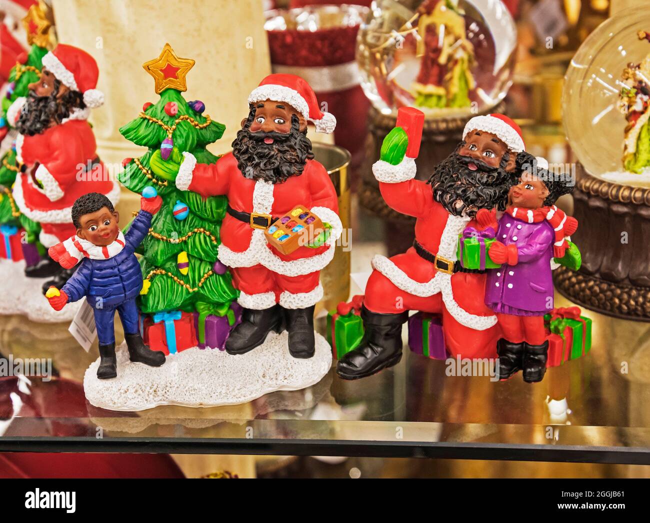 Weihnachtsdekorationen zum Verkauf in einem Handwerksladen. Stockfoto