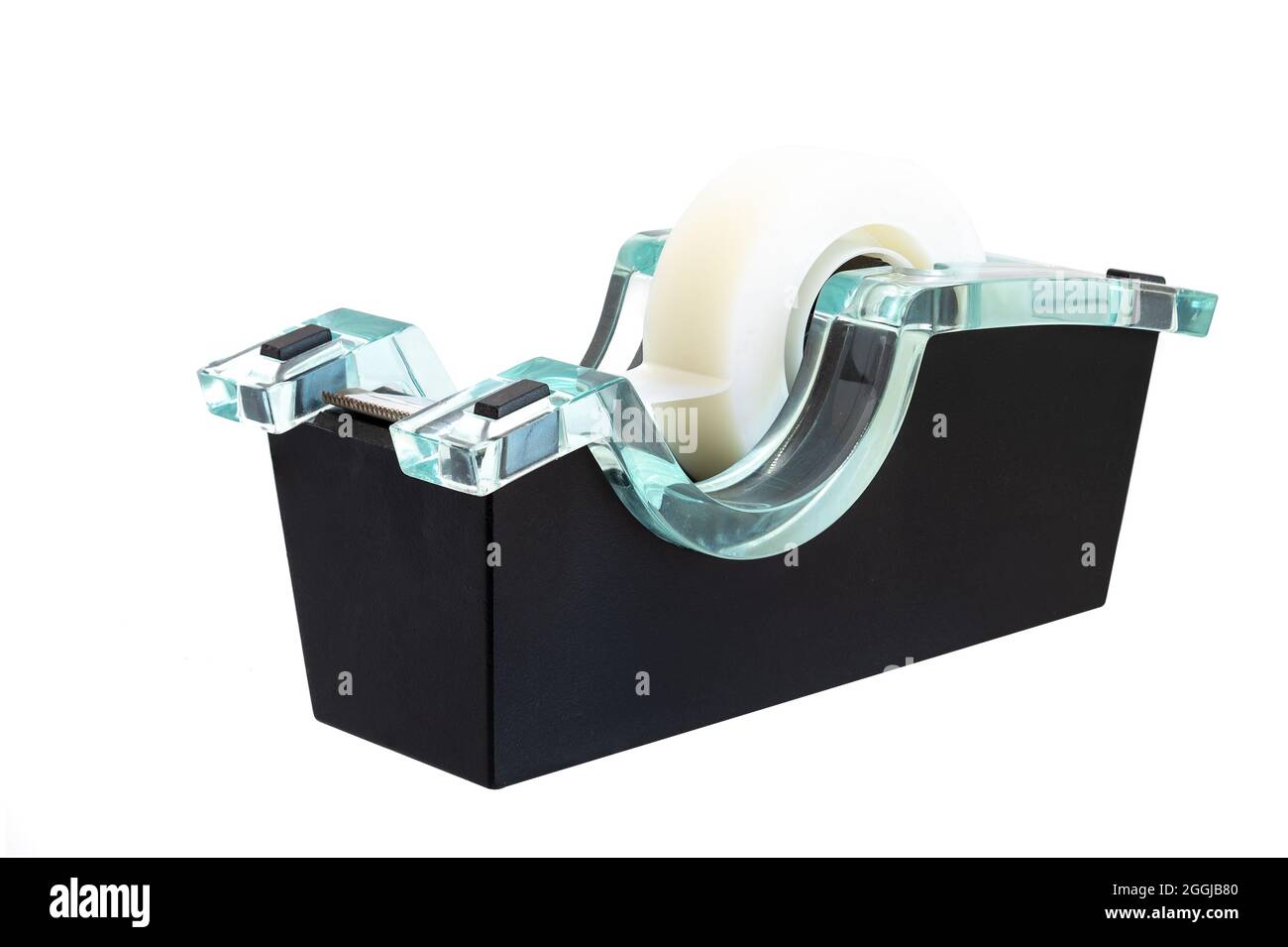 Spender für durchsichtiges Klebeband auf weißem Hintergrund isoliert. Bandspender, der fest auf einem Schreibtisch oder einer ähnlichen Oberfläche sitzt Stockfoto