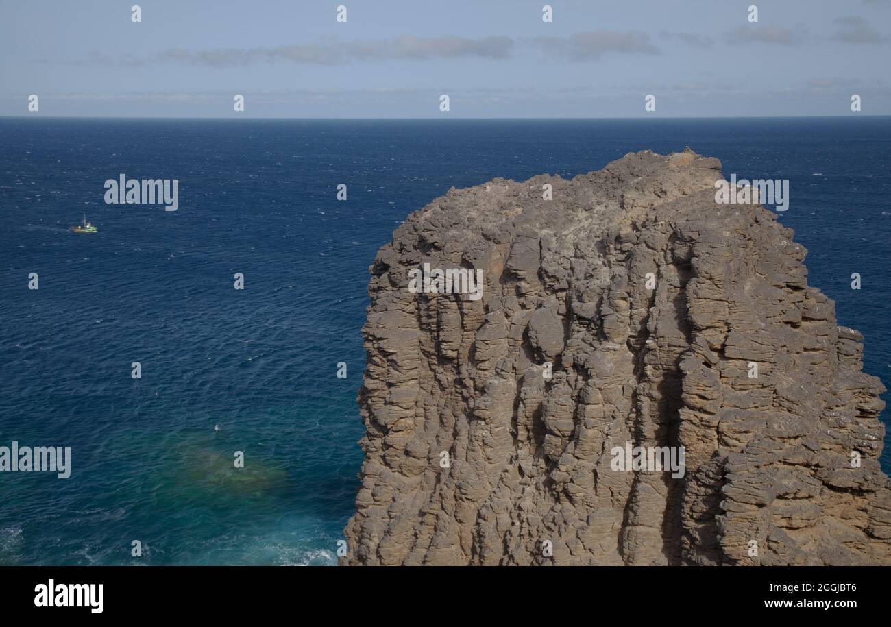 Gran Canaria, Landschaft der steilen erodierten Nordwestküste der Gemeinden Galdar und Agaete, Wanderung zwischen den Dörfern Sardina del Norte und Puerto de L Stockfoto