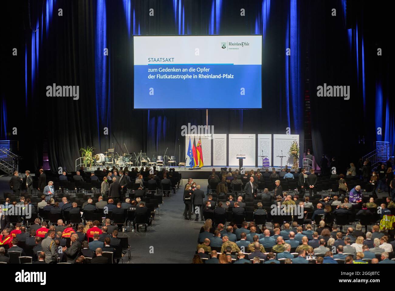 01. September 2021, Rheinland-Pfalz, Nürburg: Gäste nehmen bei der Landesfeier des Landes Rheinland-Pfalz Platz, um an die Opfer der Flutkatastrophe in der Ring Arena am Nürburgring zu erinnern. Eingeladen sind die Angehörigen der Toten und Vermissten, Verletzten, Verletzten, Verletzten, Helfer und Bürgermeister der mehr als 250 betroffenen Städte. Foto: Thomas Frey/dpa Stockfoto