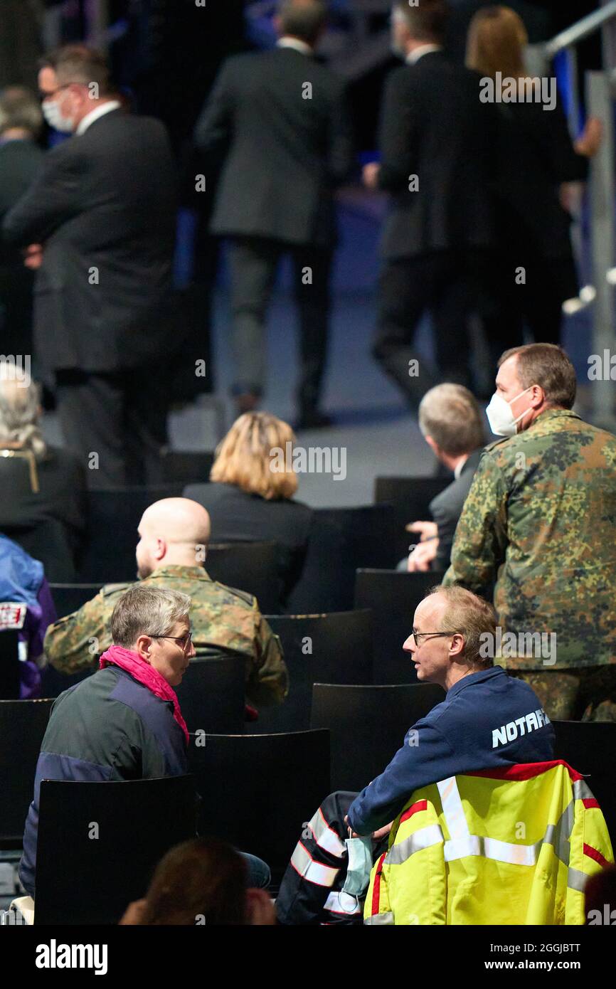 01. September 2021, Rheinland-Pfalz, Nürburg: Helfer plaudern vor Beginn des Landesgesetzes von Rheinland-Pfalz zum Gedenken an die Opfer der Flutkatastrophe in der Ring Arena am Nürburgring. Eingeladen sind die Angehörigen der Toten und Vermissten, Verletzten, Verletzten, Nothelfer sowie die Bürgermeister der mehr als 250 betroffenen Städte. Foto: Thomas Frey/dpa Stockfoto