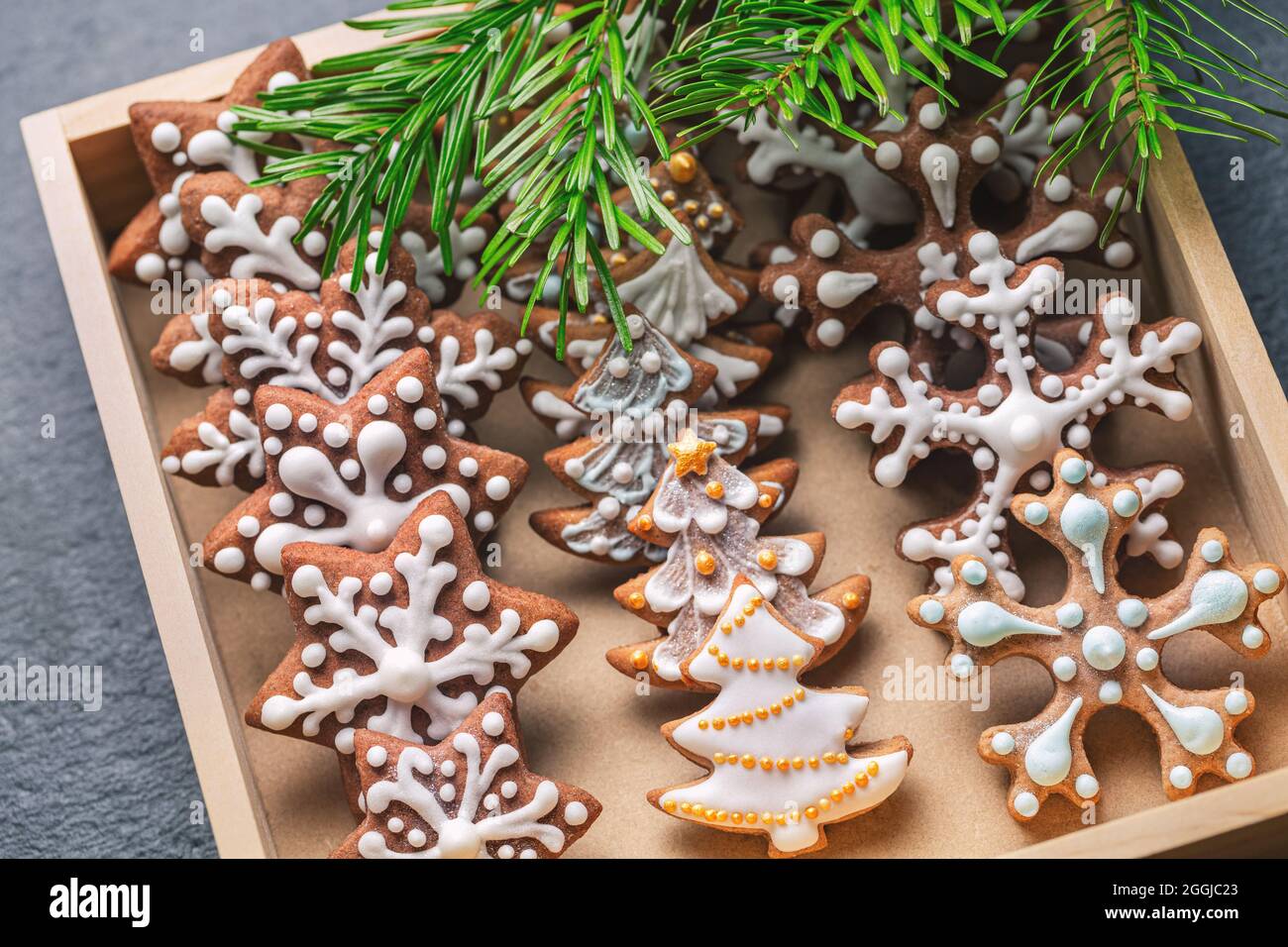 Hausgemachte weihnachtskekse in Holzkiste Stockfoto