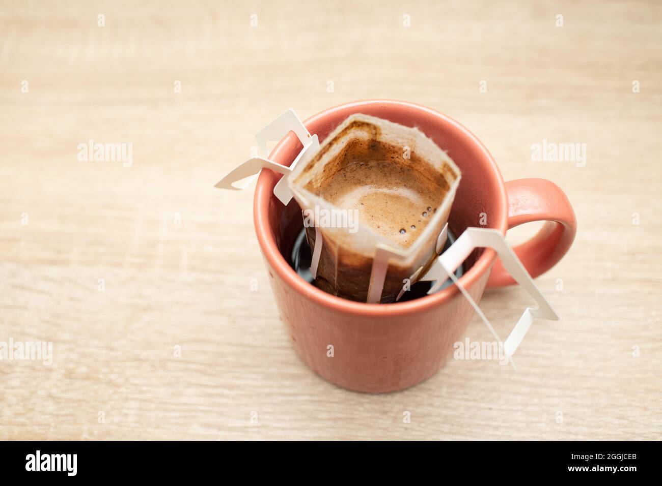 Kaffee tropft in die Tasse. Alternativer Kaffee für die Zubereitung von Spezialkaffee in Papierfiltertüten. Stockfoto