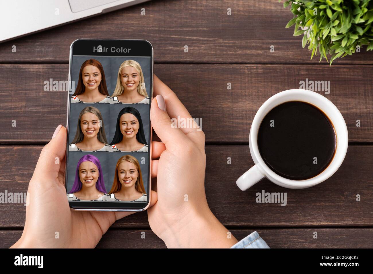 Mobile Software für die Haarerstellung. Frau mit Haarsimulation App Stockfoto