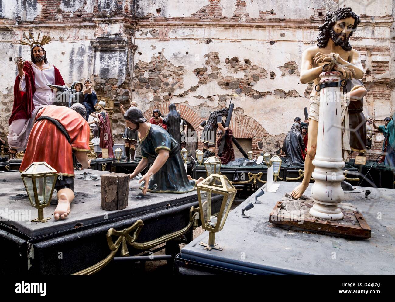 Lagerung von Festwagen mit christlichen Figuren, die an Feiertagen für religiöse Prozessionen getragen werden, die berühmteste und größte Parade, die auf e stattfindet Stockfoto