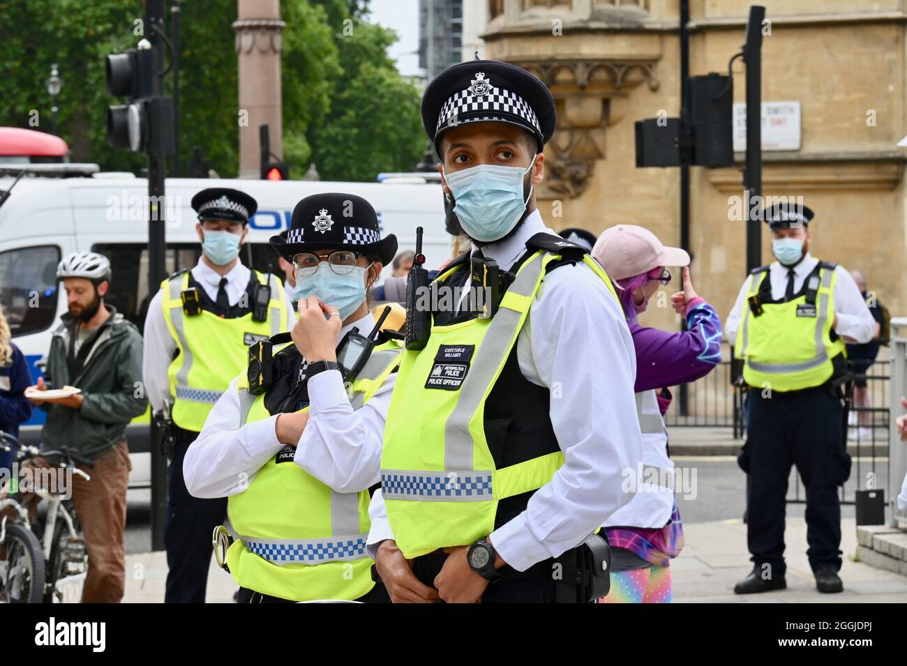 London, Großbritannien. Polizeibeamte mit Gesichtsmasken, Aussterben Rebellion Londoner Proteste : Tag zehn. Greenwash Action Day, Westminster. Stockfoto