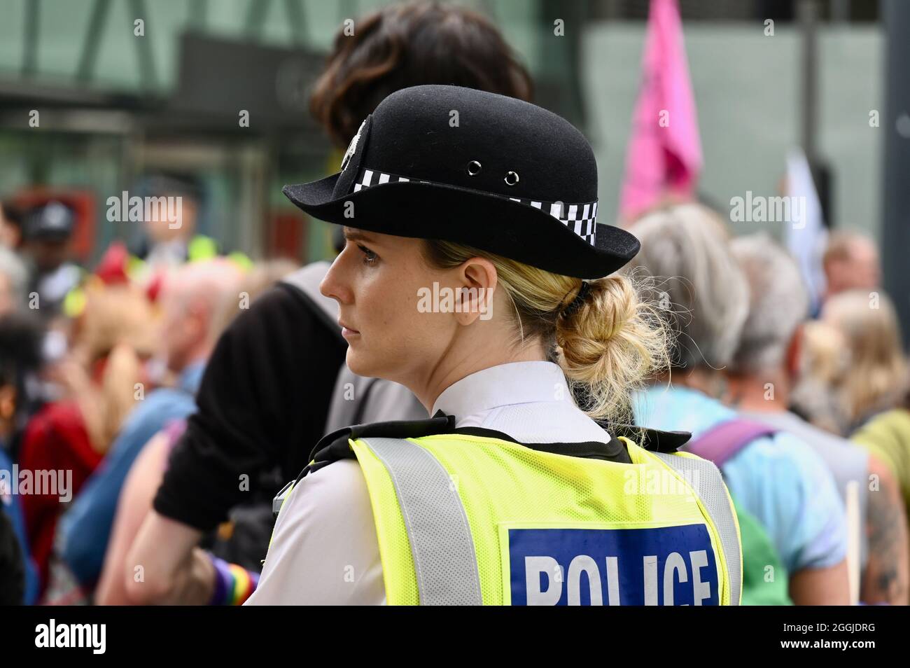 London, Großbritannien. Polizeibeamtin, Extinction Rebellion Londoner Proteste : Tag Zehn. Greenwash Action Day, Westminster. Stockfoto