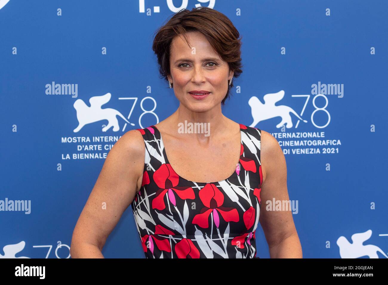 Aitana Sánchez-Gijón posiert am 01. September 2021 bei der Fotoaufnahme von „Madres Paralelas“ während des 78. Filmfestivals in Venedig im Palazzo del Casino am Lido in Venedig. Stockfoto