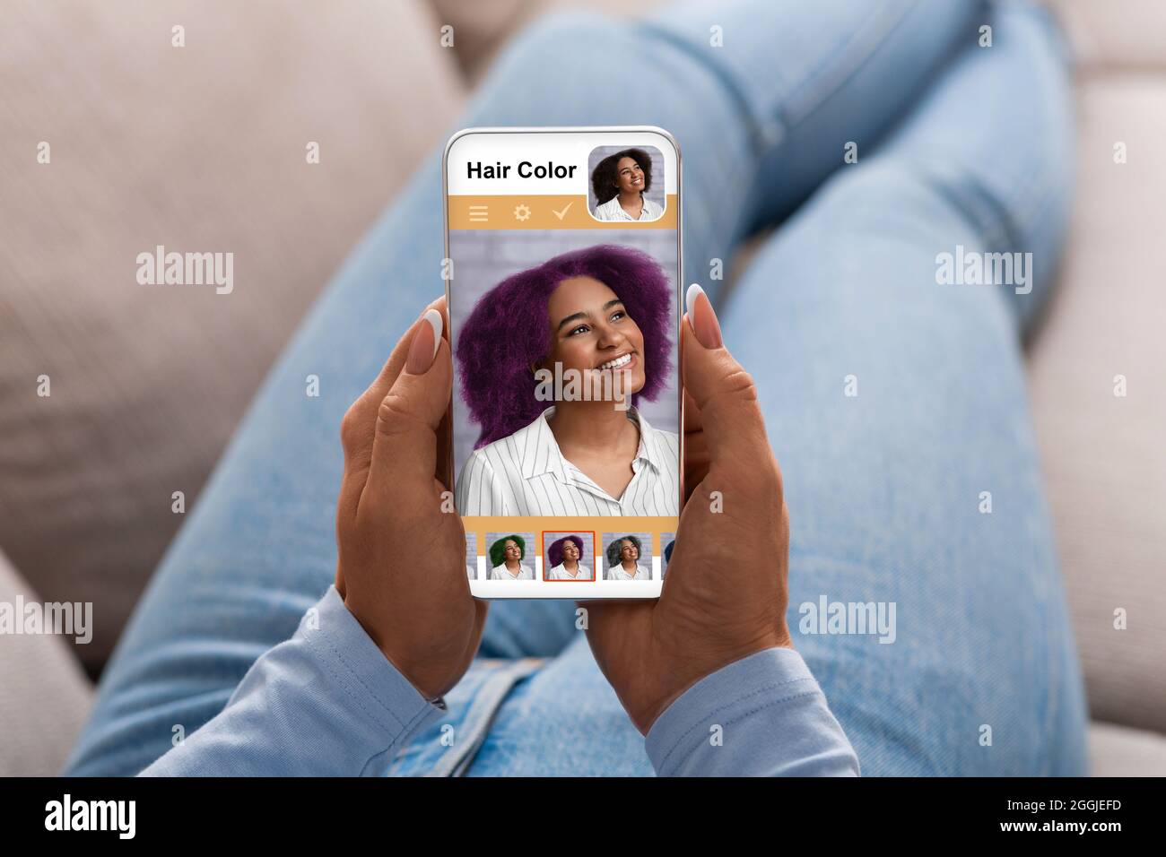 afroamerikanische Frau, die Haarfarbe vor dem Termin beim Friseur wählt Stockfoto