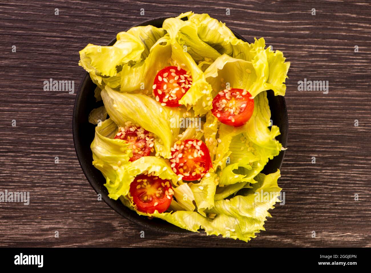 Amerikanischer Salat mit Kirschtomaten und weißem Sesam Stockfoto