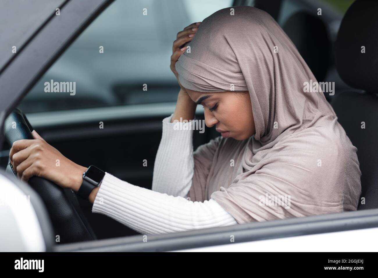 Unfall in der Stadt, Verkehrsprobleme, Unwohlsein und Verletzungen im Auto Stockfoto