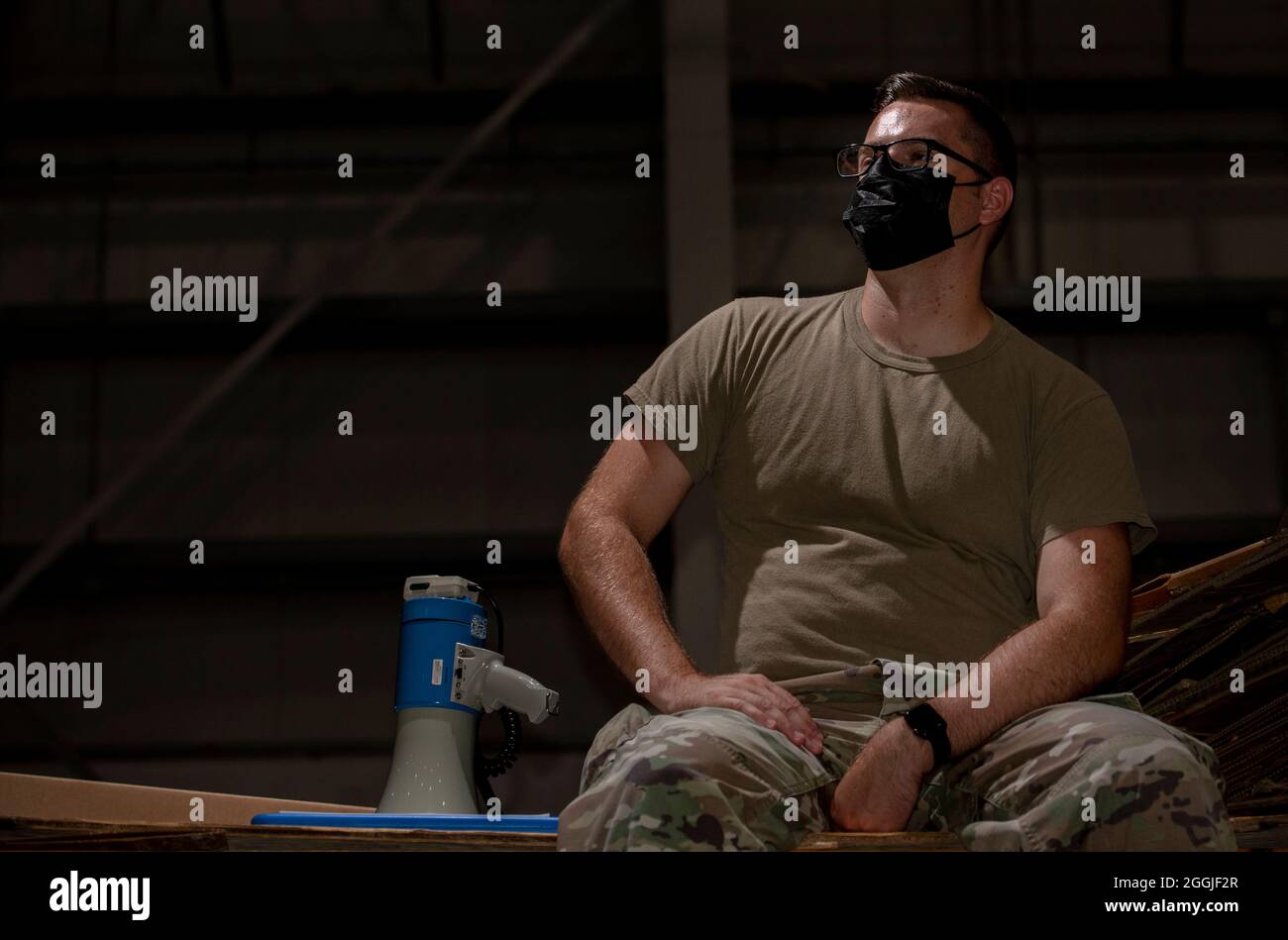 „Ich habe immer humanitäre Krisen in den Nachrichten aus der ganzen Welt gesehen und nie gedacht, dass ich mich selbst in einer von ihnen wiederfinden würde. Die Wiedervereinigung getrennter Familienmitglieder hat meine Perspektive auf das Leben verändert. Ich werde nie vergessen, mich auf einer individuellen Ebene zu verbinden und mich mit Menschen zu fühlen, die für jede Hilfe so dankbar sind. Jeder am Stützpunkt hat sich zusammengeruht, um sicherzustellen, dass wir unseren besten Komfort bieten können, um alle in Sicherheit zu bringen, und ich bin stolz darauf, zu diesen erstaunlichen Airmen in der größten Luftwaffe zu gehören, die die Welt je gesehen hat“, sagte Staff Sgt. Alec Lamposona, 763rd E Stockfoto