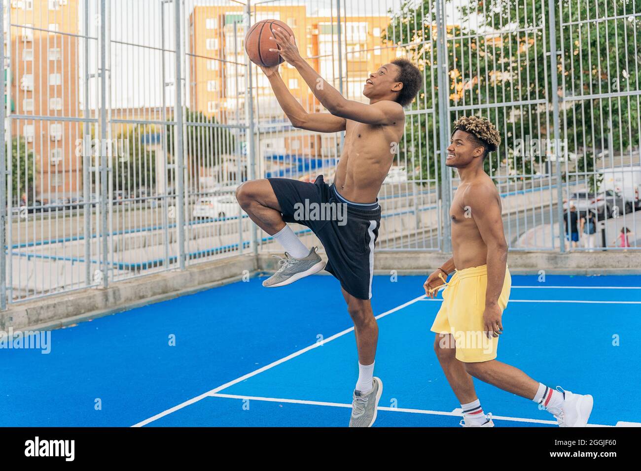 Starke und gesunde afrikanische Freunde, die Basketball spielen und Spaß haben. Stockfoto