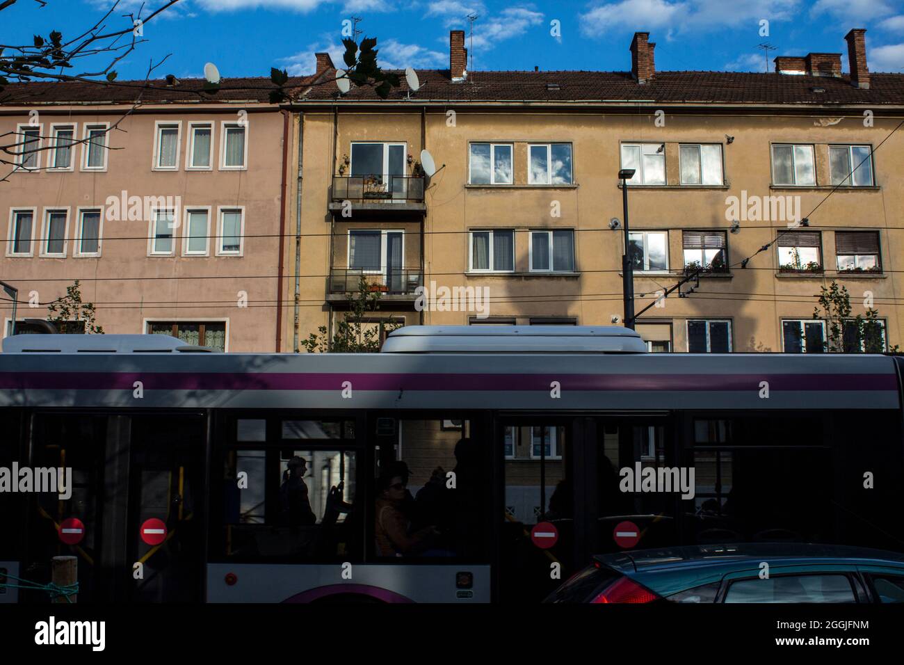 Elektrobus, der einen Bahnhof in Cluj Napoca, Rumänien, verlässt. Stockfoto