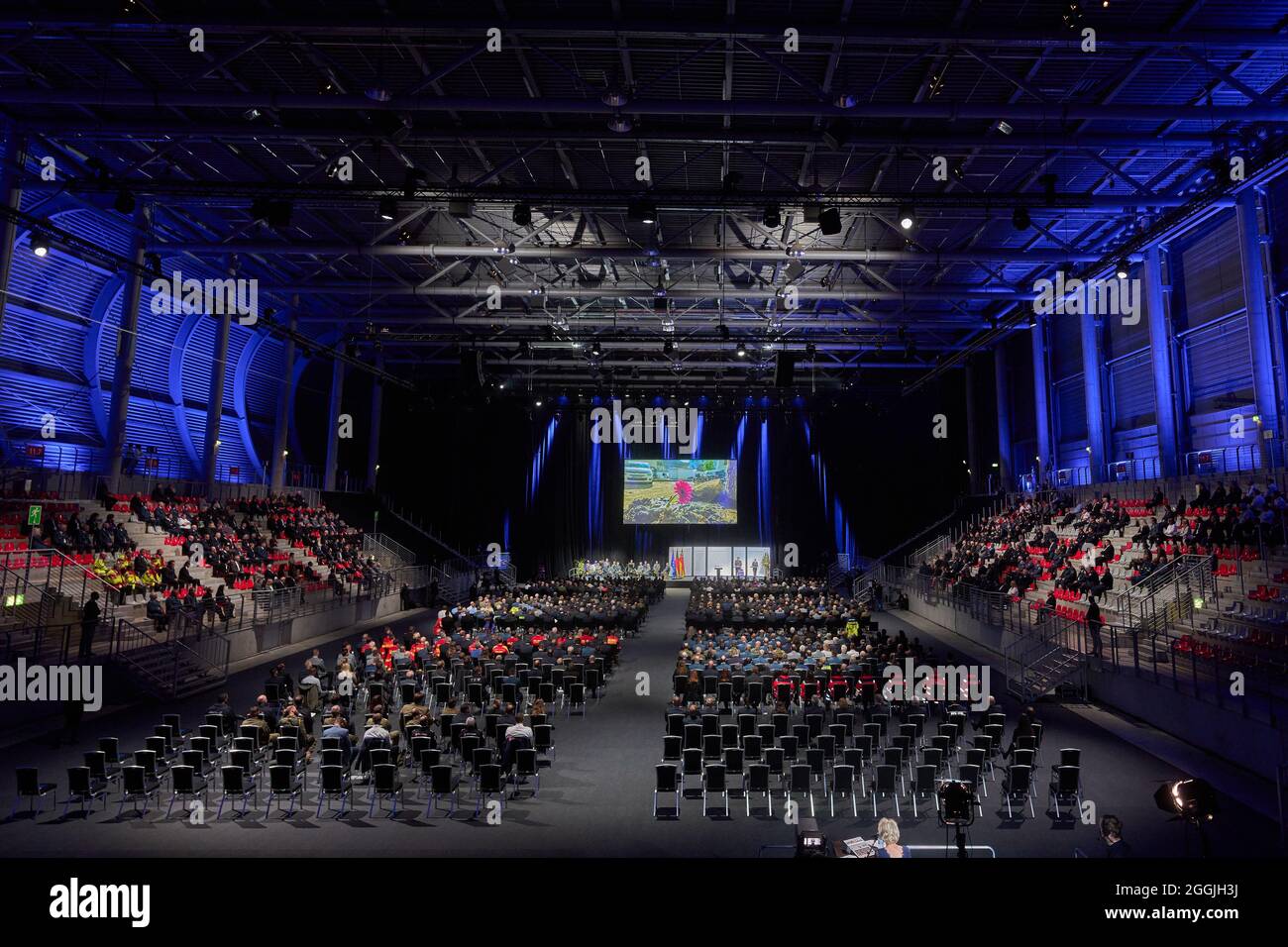 01. September 2021, Rheinland-Pfalz, Nürburg: Die Landesfeier von Rheinland-Pfalz zum Gedenken an die Opfer der Flutkatastrophe findet in der Ring Arena am Nürburgring statt. Eingeladen sind die Angehörigen der Toten und Vermissten, Verletzten, Verletzten, Nothelfer sowie die Bürgermeister der mehr als 250 betroffenen Städte. Foto: Thomas Frey/dpa Stockfoto
