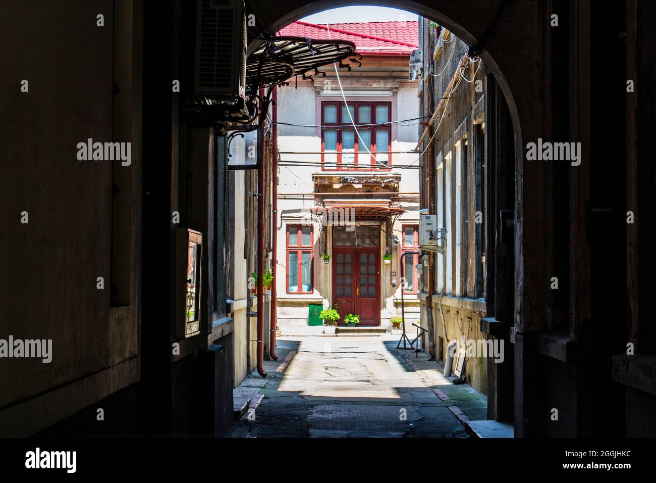 Tunnel, der die Straße mit den Hauseingängen in Bukarest, Rumänien, verbindet. Stockfoto