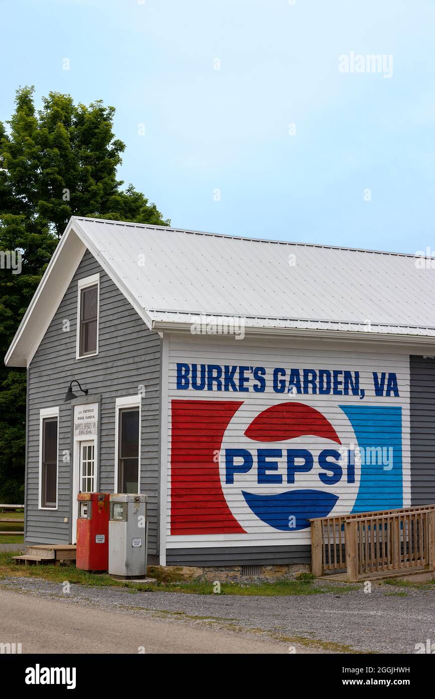 Burke's Garden, Virginia, USA - 7. August 2021: Postamt in dieser ländlichen Gemeinde mit zwei alten Gaspumpen vor dem Hotel. Stockfoto