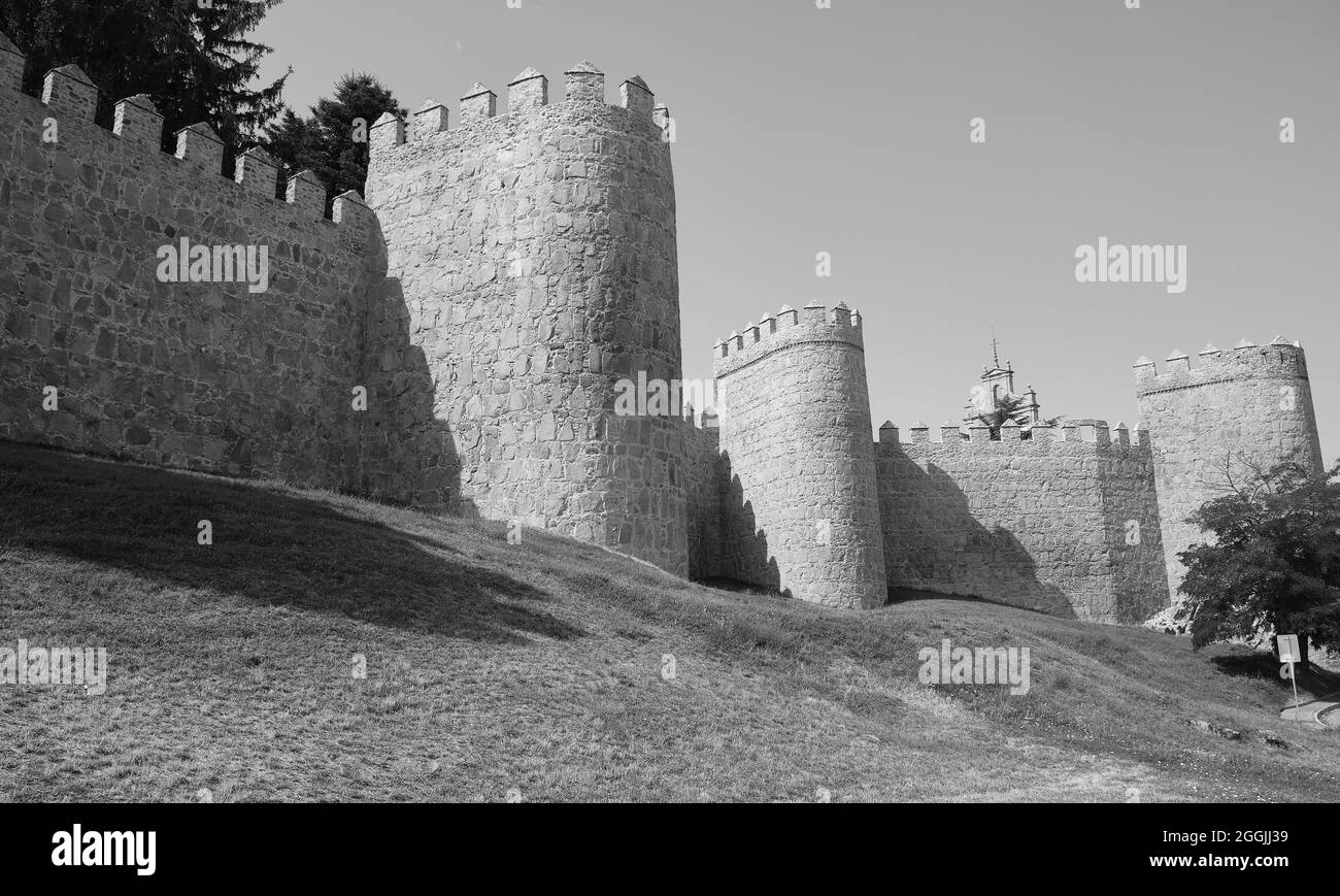 Ein Blick auf die steinerne Befestigungsmauer, die die alte rumänische Stadt Avila in Spanien umgibt Stockfoto