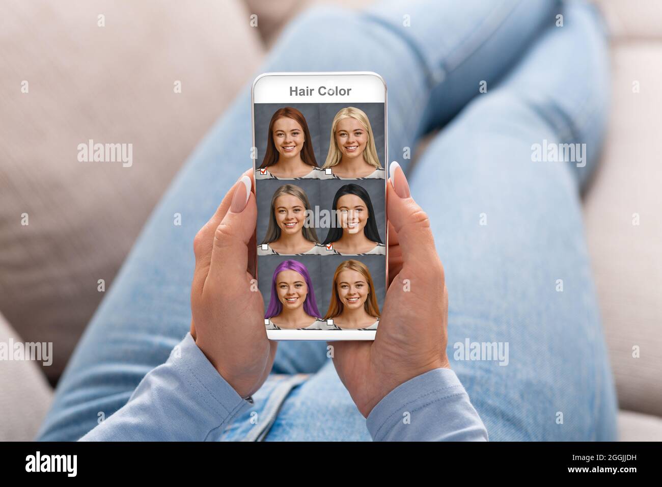 Schöne Frau Überprüfung Haarfarbe Simulation mobile Anwendung auf dem Smartphone Stockfoto