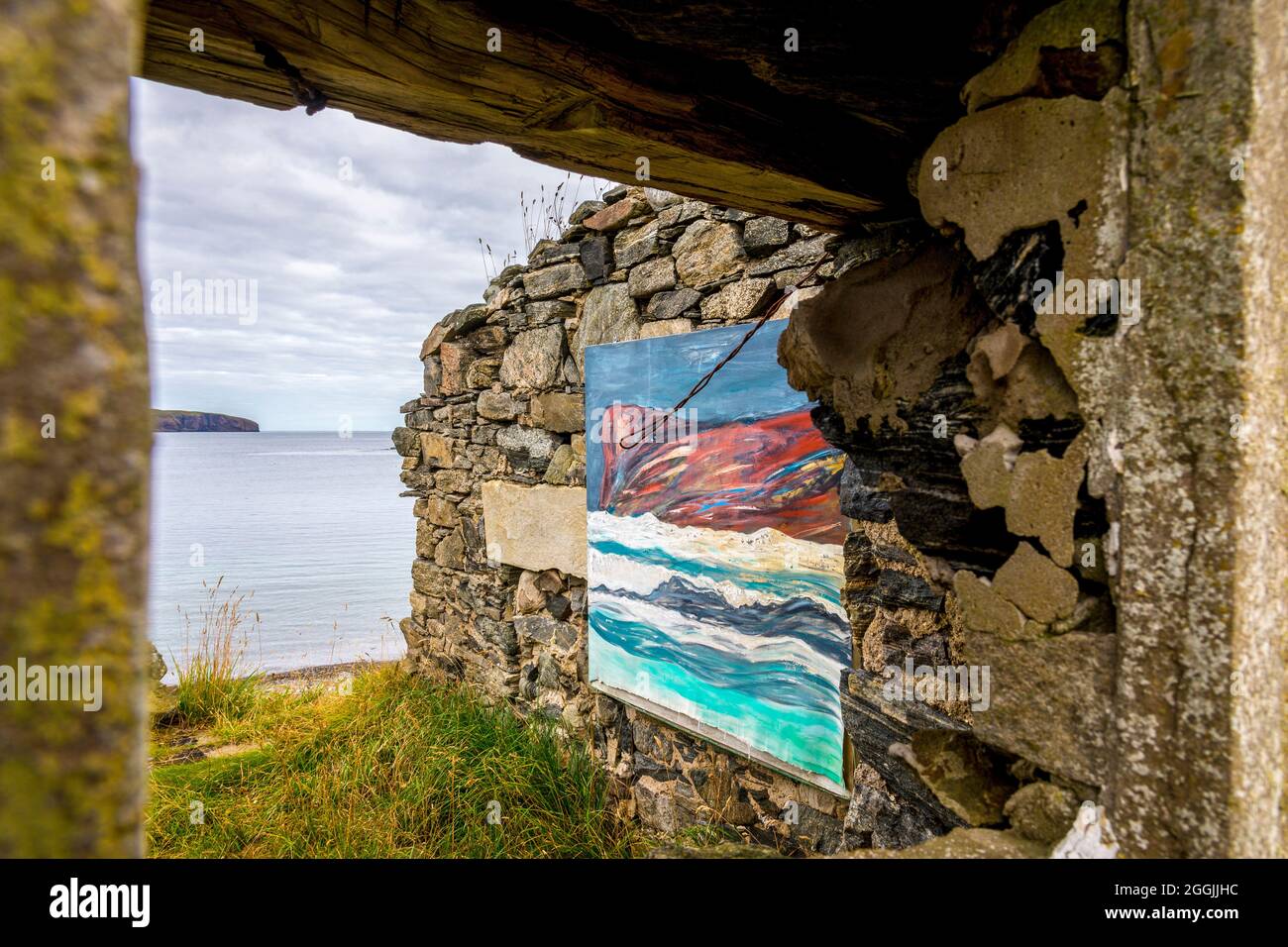 Ein altes, ruiniertes und dachloses Gebäude mit alten Booten bildet eine ungewöhnliche Kunstgalerie in der Skerray Bay an der Nordküste Schottlands direkt vor der NC500. Stockfoto