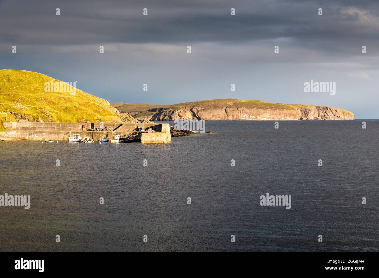 Skerray Bay und Hafen an der Nordküste Schottlands, direkt an der NC500. Eilean Nan Ron steht am Horizont. Stockfoto