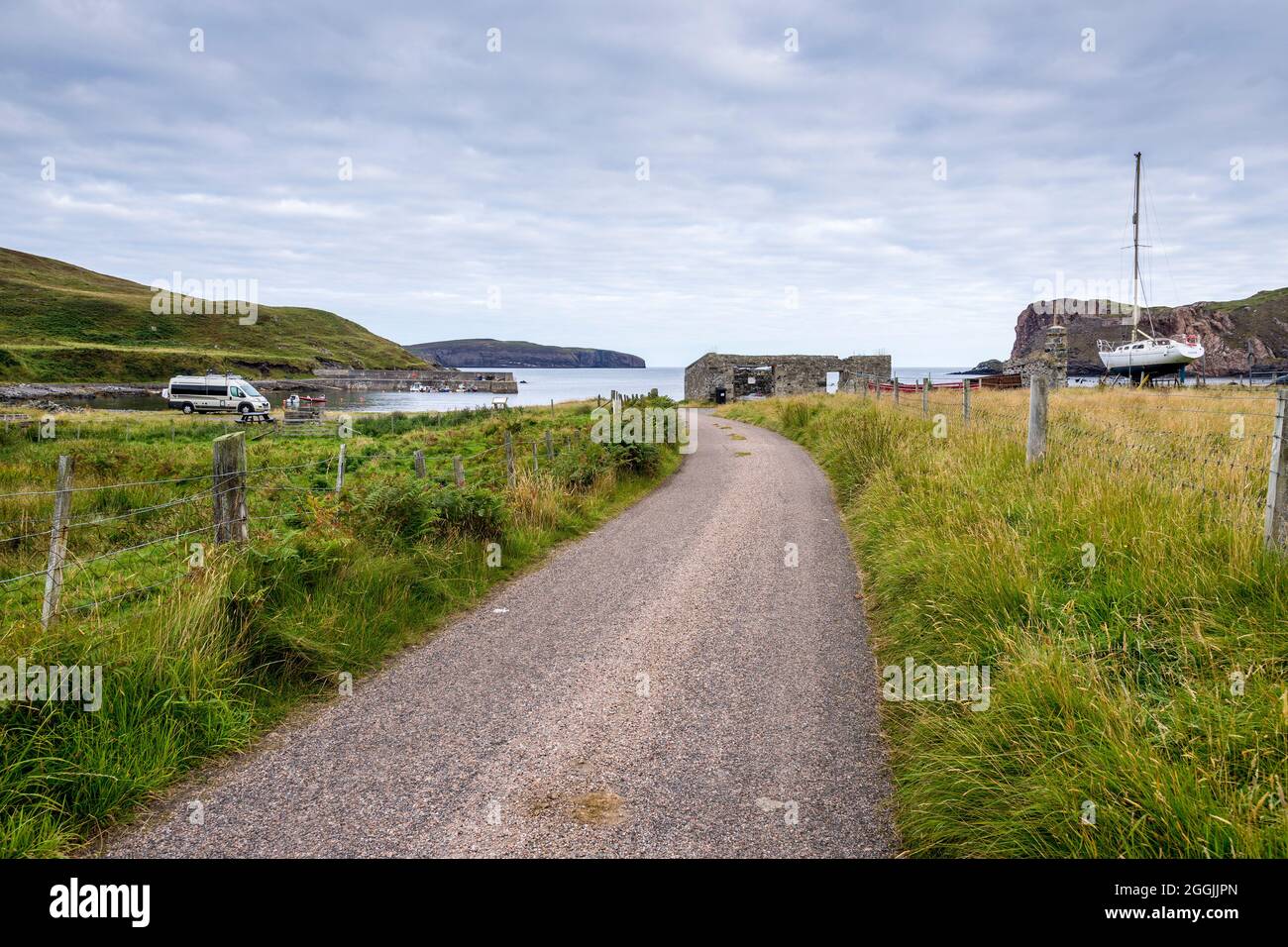 Eine einspurige Strecke führt zur Skerray Bay, direkt an der NC500, an der Nordküste Schottlands. Am Horizont steht Eilean Nan Ron. Stockfoto