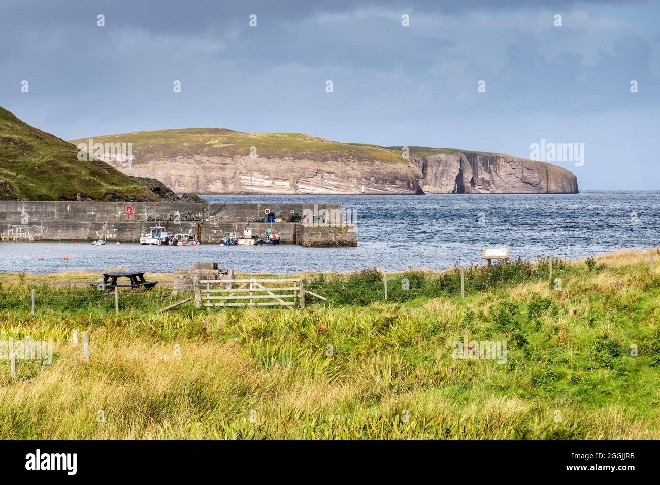 Skerray Bay, direkt an der NC500, an der Nordküste Schottlands. Am Horizont steht Eilean Nan Ron. Stockfoto