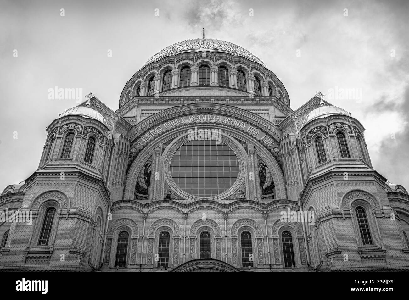 Marinekathedrale des Heiligen Nikolaus in der Stadt Kronstadt. Südfassade. Nahaufnahme. Schwarz und Weiß. Stockfoto